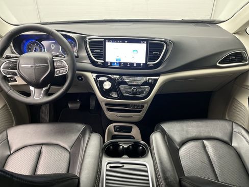 Used 2024 Chrysler Pacifica Touring-L image 4