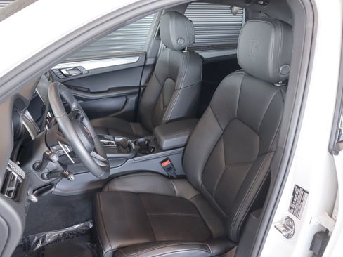 Certified 2026 Porsche Macan AWD/4WD image 5