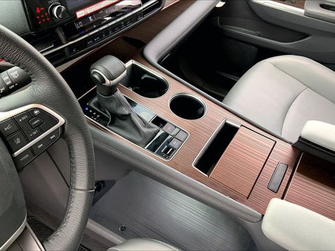 Used 2024 Toyota Sienna XLE image 15