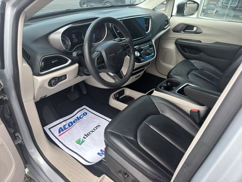 Used 2023 Chrysler Pacifica Touring-L FWD image 16