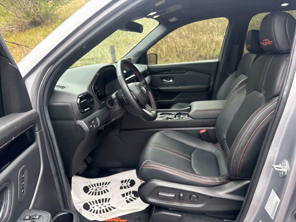 Used 2025 Honda Pilot TrailSport image 12