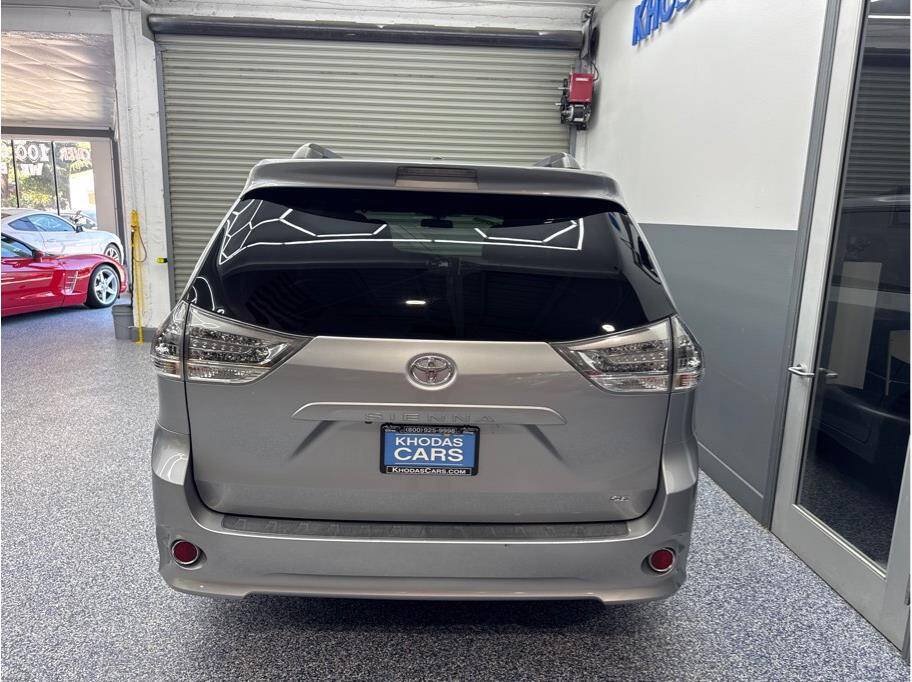 Used 2017 Toyota Sienna SE Premium FWD image 4