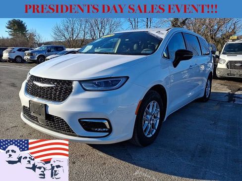 Used 2024 Chrysler Pacifica Touring-L image 4