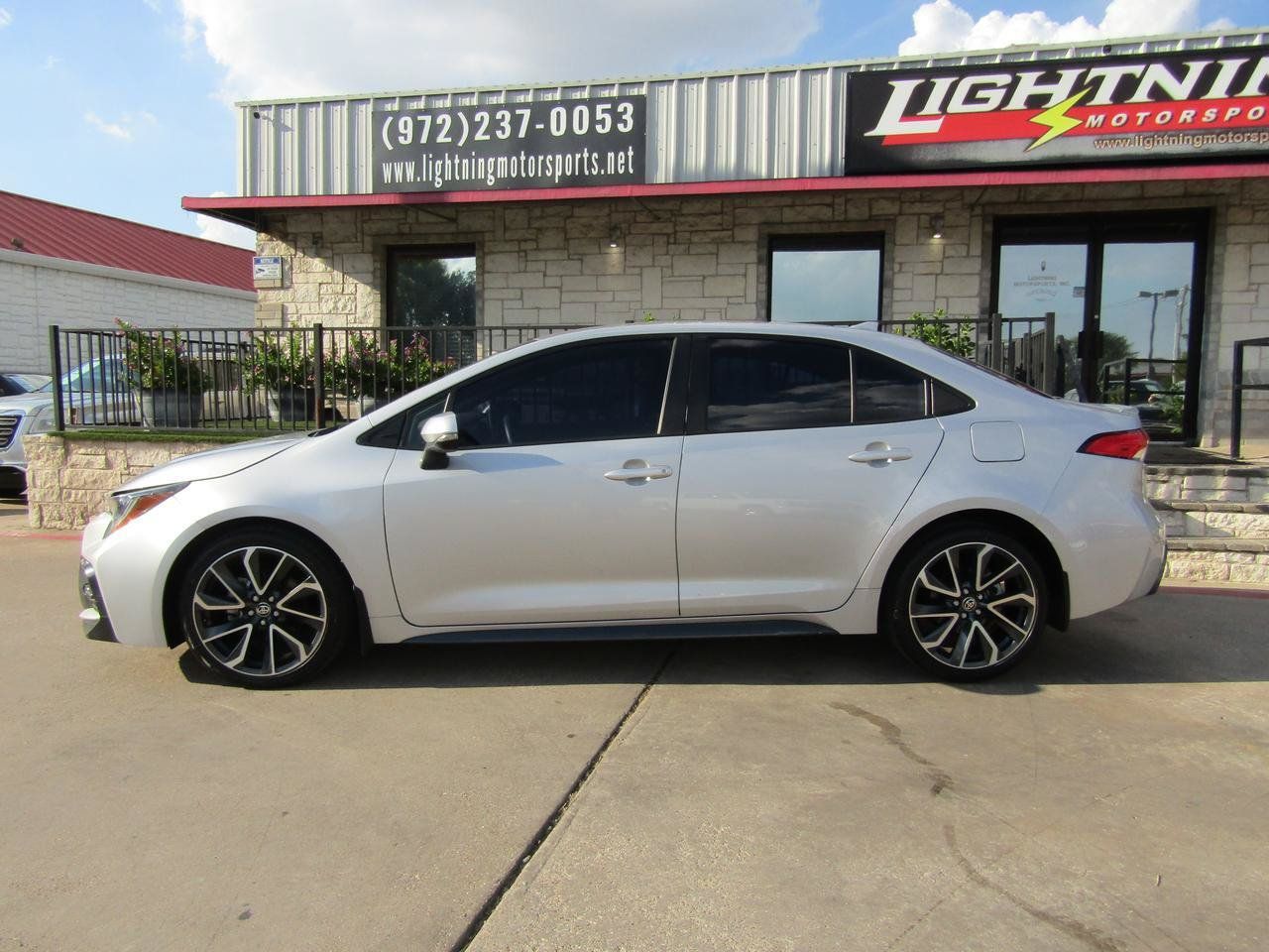 Used 2021 Toyota Corolla SE FWD image 2