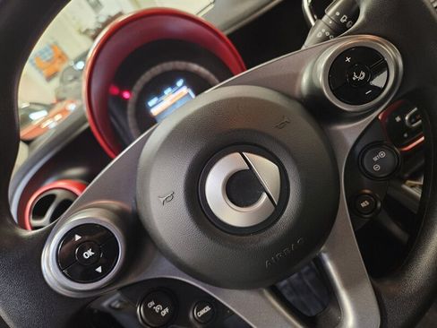 Used 2017 smart fortwo pure RWD image 28