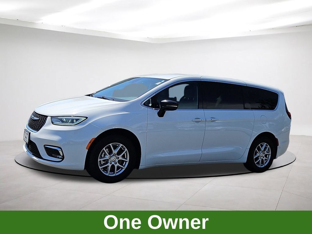 Used 2025 Chrysler Pacifica Select FWD image 3