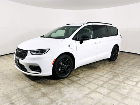 Used 2025 Chrysler Pacifica Premium FWD image 3