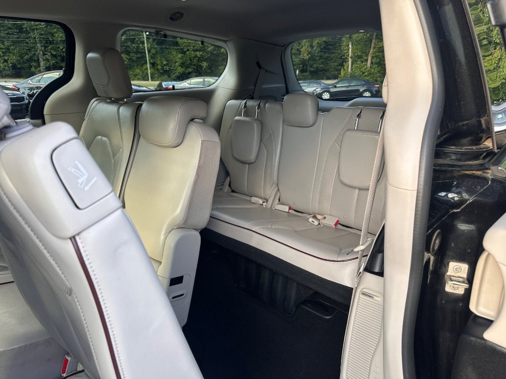 Used 2017 Chrysler Pacifica Limited w/ UConnect Theater Package FWD image 17