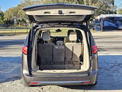 Used 2019 Chrysler Pacifica Touring-L FWD image 5