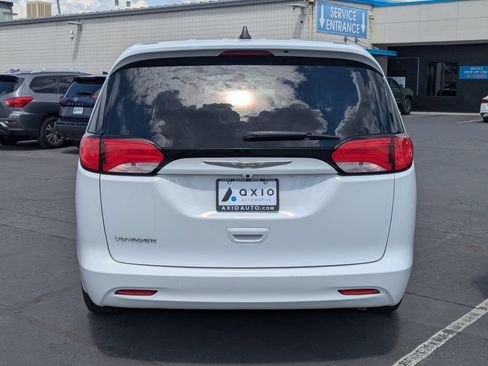 Used 2022 Chrysler Voyager LX FWD image 6