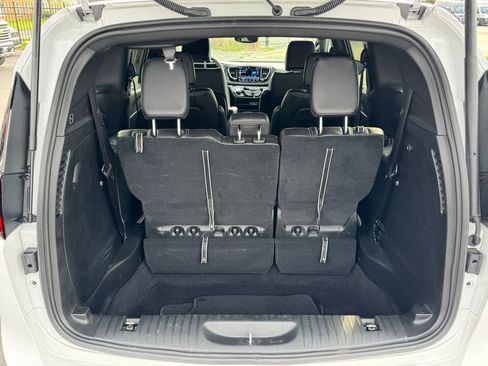 Used 2025 Chrysler Pacifica Select image 16