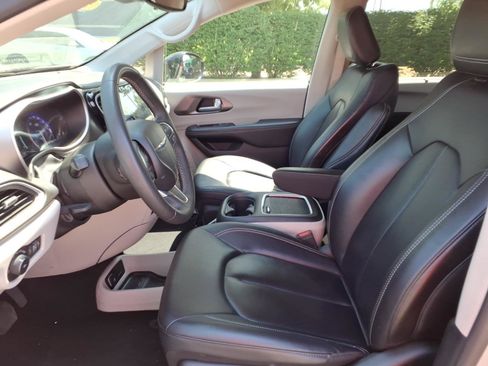 Used 2024 Chrysler Pacifica Touring-L FWD image 26