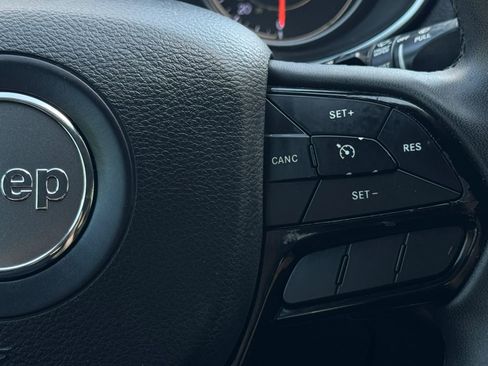 Used 2020 Jeep Cherokee Latitude Plus FWD image 30