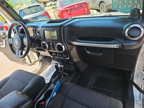 Used 2012 Jeep Wrangler Sahara w/ Connectivity Group AWD/4WD image 18