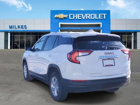 Used 2024 GMC Terrain SLE image 3