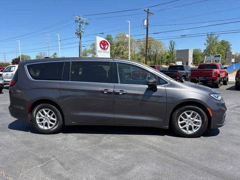 Used 2023 Chrysler Pacifica Touring-L FWD image 2