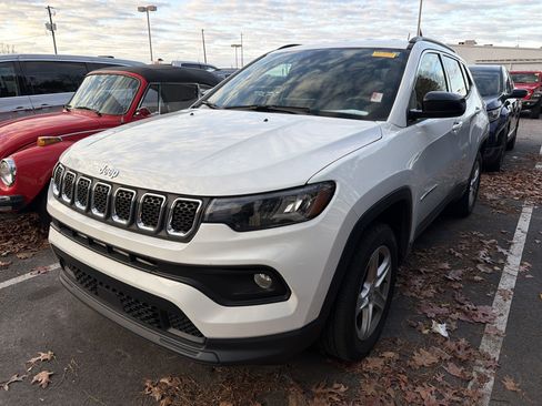 Used 2023 Jeep Compass Latitude image 2