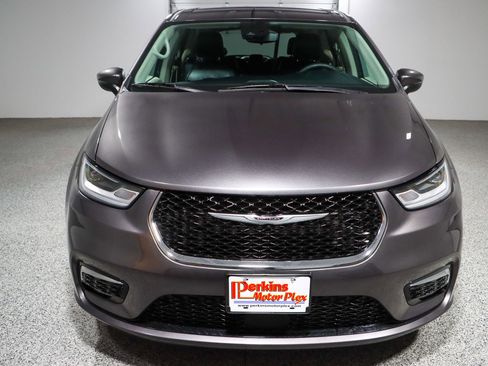 Used 2023 Chrysler Pacifica Touring-L FWD image 4
