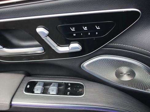 Used 2023 Mercedes-Benz EQS 580 4MATIC SUV w/ Exclusive Trim Package image 17