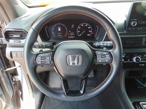 Used 2025 Honda Pilot Sport image 15