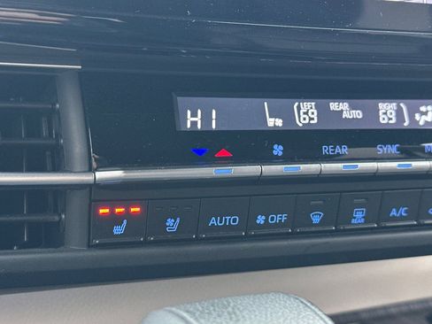 Used 2023 Toyota Sienna Platinum image 29