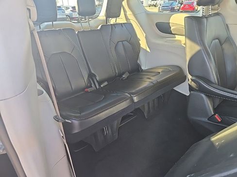 Used 2024 Chrysler Pacifica Select image 38