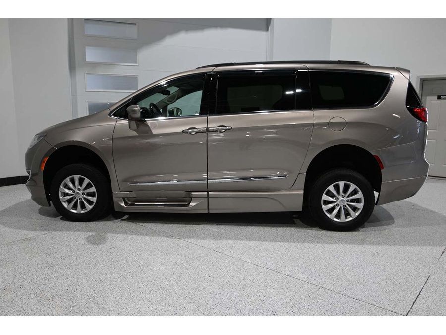 Used 2017 Chrysler Pacifica Touring-L FWD image 9