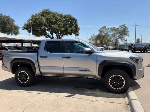 Used 2025 Toyota Tacoma TRD Off-Road AWD/4WD image 5