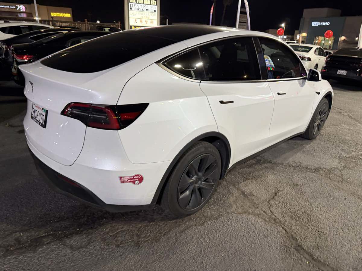 Used 2024 Tesla Model Y 2WD image 11