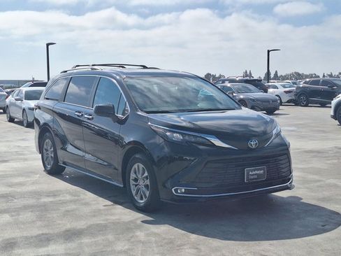 Used 2024 Toyota Sienna XLE w/ XLE Plus Package AWD/4WD image 3