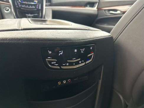 Used 2016 Cadillac Escalade ESV Luxury image 22