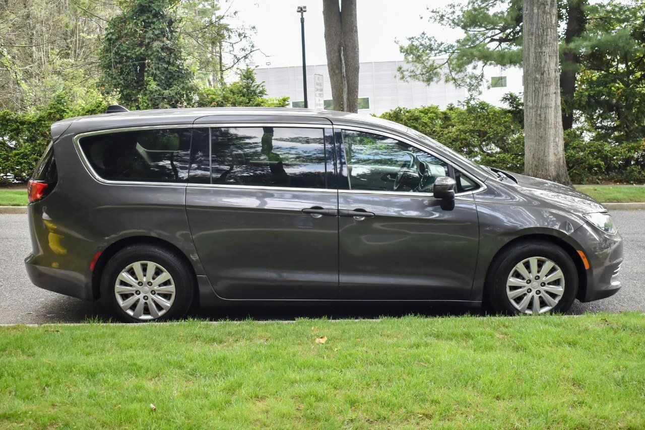 Used 2019 Chrysler Pacifica L FWD image 9