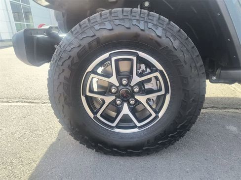 Used 2025 Jeep Gladiator Rubicon w/ Convenience Group image 10