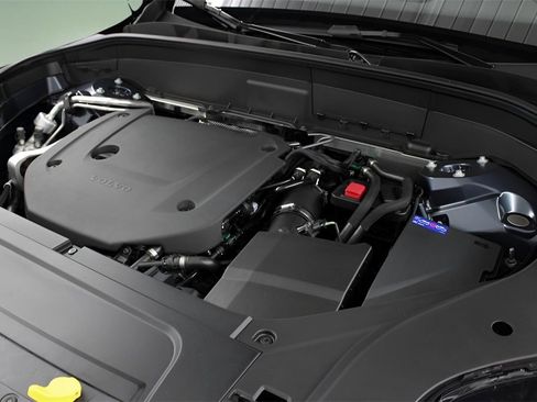 New 2025 Volvo XC90 B6 Core w/ Protection Package image 36