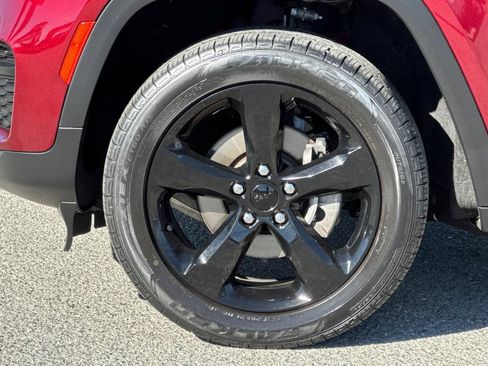 Used 2023 Jeep Grand Cherokee Laredo AWD/4WD image 31