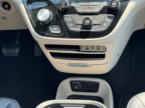 Used 2024 Chrysler Pacifica Touring-L FWD image 15