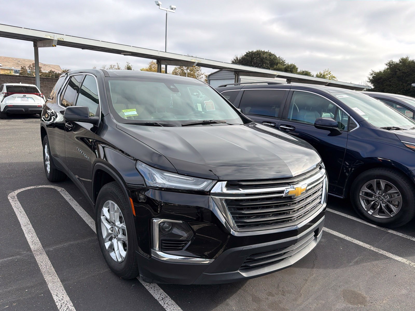 Used 2023 Chevrolet Traverse LS AWD/4WD image 2