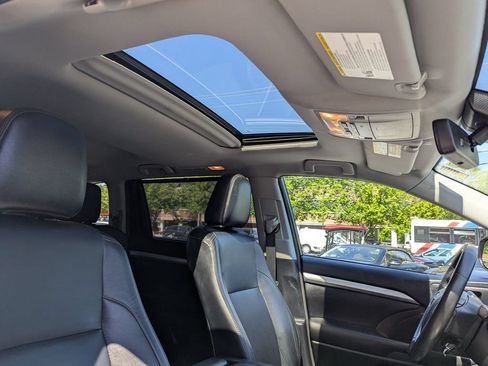 Used 2018 Toyota Highlander XLE AWD/4WD image 37