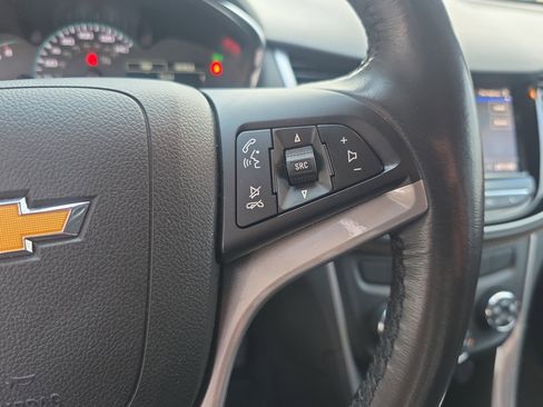 Used 2022 Chevrolet Trax LT w/ LT Convenience Package image 19