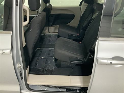Used 2023 Chrysler Voyager LX image 16