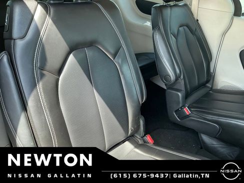Used 2023 Chrysler Pacifica Touring-L FWD image 11