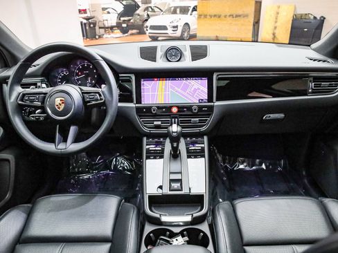 Used 2025 Porsche Macan image 16