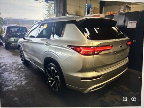 Used 2023 Mitsubishi Outlander SEL image 2