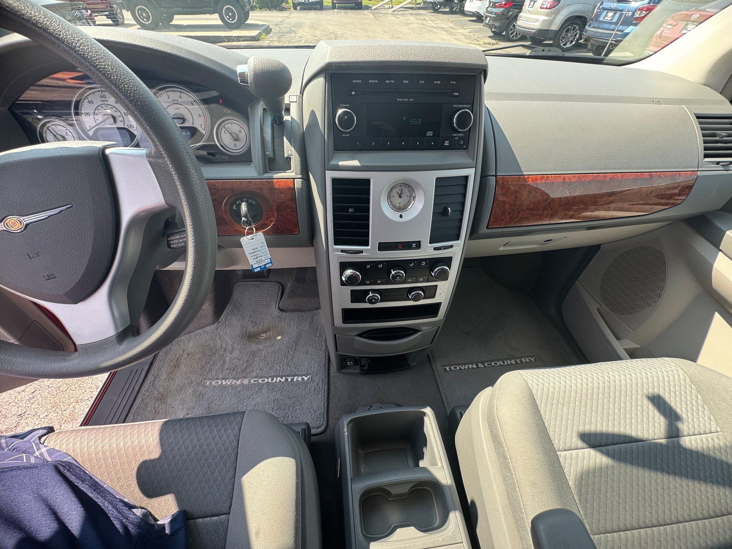 Used 2009 Chrysler Town & Country LX FWD image 10