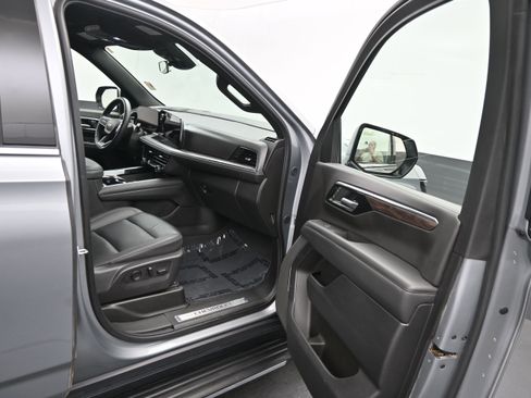 Used 2025 Chevrolet Tahoe LT AWD/4WD image 13