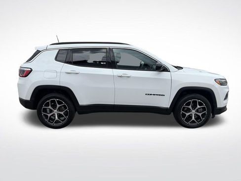 Used 2024 Jeep Compass Latitude AWD/4WD image 8