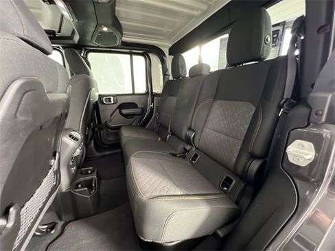 Used 2024 Jeep Gladiator Mojave w/ Technology Group image 26