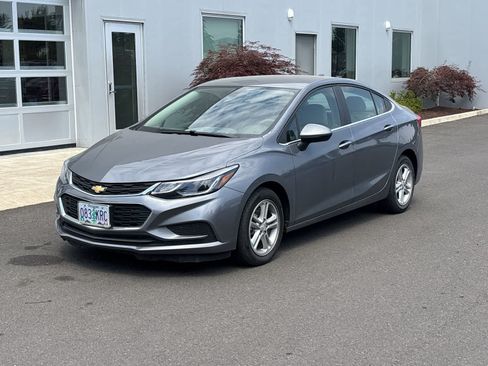 Used 2018 Chevrolet Cruze LT w/ Convenience Package FWD image 1