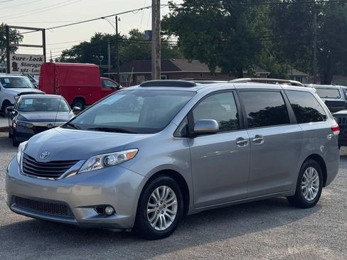 Used 2013 Toyota Sienna XLE w/ Entertainment Pkg FWD image 12