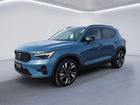 Used 2025 Volvo XC40 B5 Plus w/ Protection Package Premier image 7